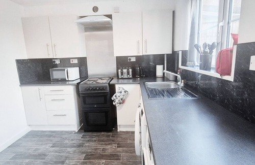 Gedling House | Comfy 2 Bedroom House on Quiet Street with Great Car Parking