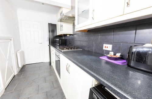 Rochester House | Comfy 2 Bedroom House for 4