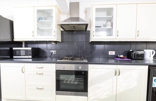 Rochester House | Comfy 2 Bedroom House for 4