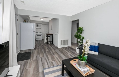 Cuyahoga Falls Apartment | Comfy 2bd Perfect for Travel Professionals!