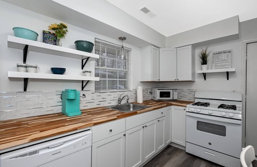 Cuyahoga Falls Apartment | Comfy 2bd Perfect for Travel Professionals!