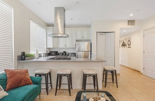 East Hollywood Apartment | Comfy 2bed apartment with Private Balcony, Rooftop, & A/C near Griffith Park