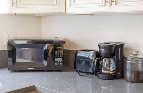 East Hollywood Apartment | Comfy 2bed apartment with Private Balcony, Rooftop, & A/C near Griffith Park
