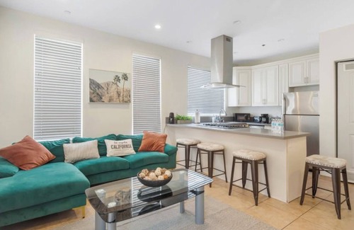 East Hollywood Apartment | Comfy 2bed apartment with Private Balcony, Rooftop, & A/C near Griffith Park