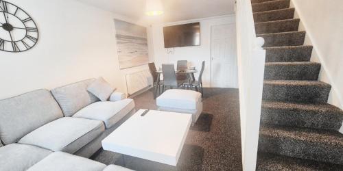 Gedling Apartment | Comfy 2BR House on Quiet Street w Free Parking