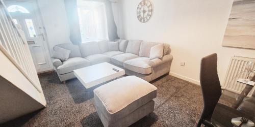 Gedling Apartment | Comfy 2BR House on Quiet Street w Free Parking