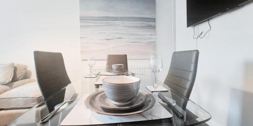 Gedling Apartment | Comfy 2BR House on Quiet Street w Free Parking