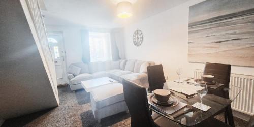 Gedling Apartment | Comfy 2BR House on Quiet Street w Free Parking