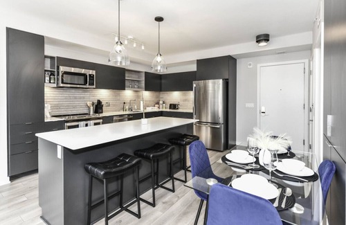 Crystal City Apartment | Comfy 2BR Oasis with Scenic Rooftop & Gym