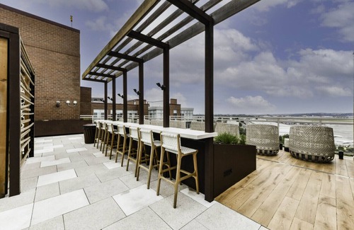 Crystal City Apartment | Comfy 2BR Oasis with Scenic Rooftop & Gym