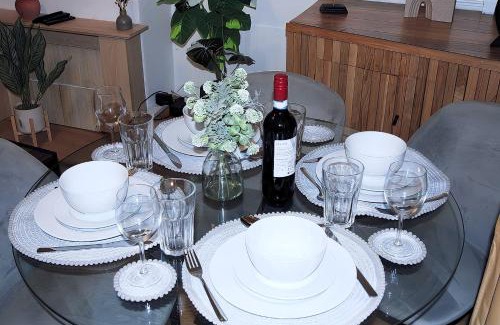 Birmingham Apartment | Comfy 2nd Home stays Erdington-Birmingham Retreat - Sleeps 5-6 - Free Parking - Superfast WiFi - Ideal for Contractors - Group - Long Stays