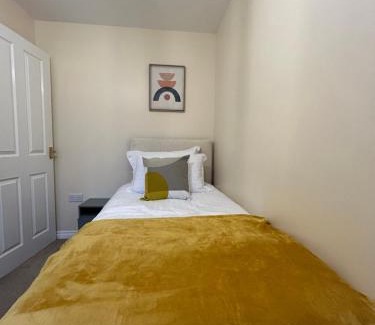 Swindon House | Comfy 3 bed house North Swindon