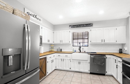 Los Lunas House | Comfy 3-bedroom home with massage chair and arcade right off freeway