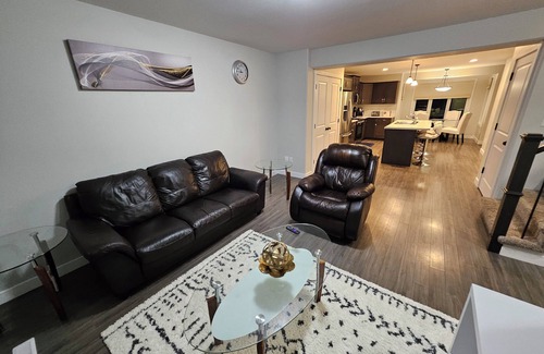 Regina House | Comfy 3-bedroom house in Harbour Landing, Regina.