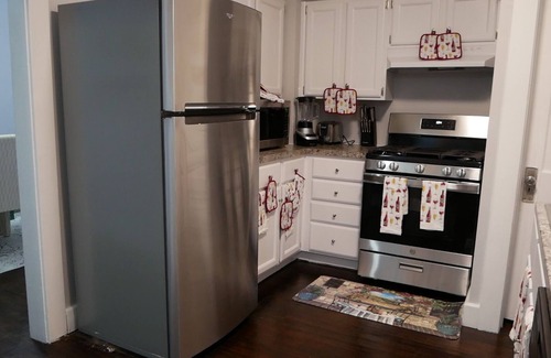 Toledo House | Comfy 3bedroom residential home w/indoor fireplace