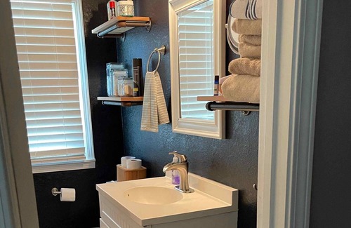 North Kansas City House | Comfy and Cozy 2 Bedroom