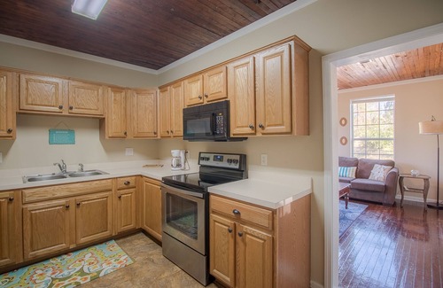 Gulfport Cottage | Comfy and Cozy 5 min walk to the Gulf in Historic District