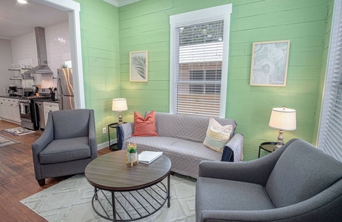 Southtown House | Comfy and Incredible Fenced 2BR 2 BA Near Downtown