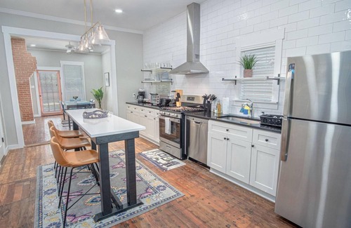 Southtown House | Comfy and Incredible Fenced 2BR 2 BA Near Downtown