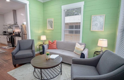 Southtown House | Comfy and Incredible Fenced 2BR 2 BA Near Downtown