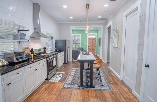 Southtown House | Comfy and Incredible Fenced 2BR 2 BA Near Downtown
