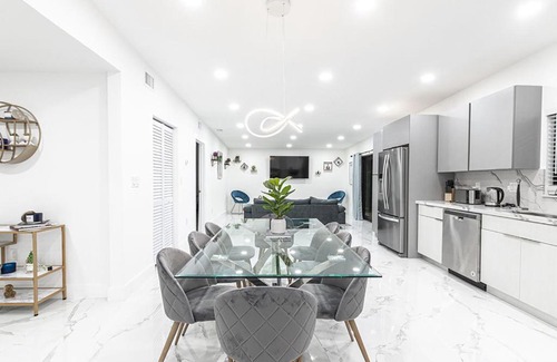North Miami Beach Villa | Comfy and Luxurious Villa Near SB Heated Pool Fire Pit