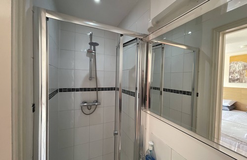 Byfleet Apartment | Comfy apartment in the heart of Byfleet!