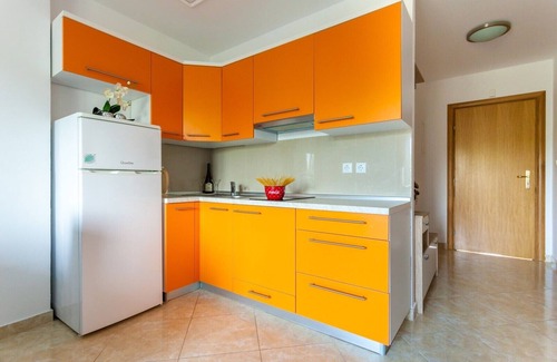 Sveti Anton Apartment | Comfy apartment with AC, WiFi and parking in Malinska