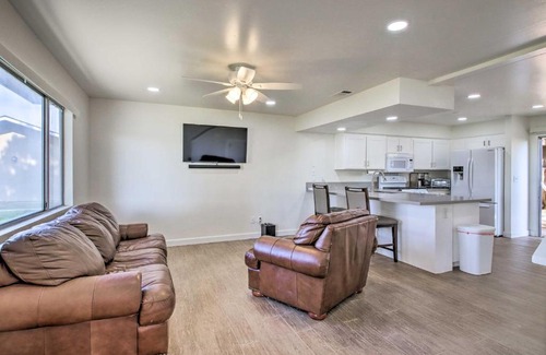 Country Rose House | Comfy Bakersfield Townhome - Fire Pit and Patio