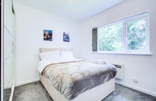 Runnymede House | Comfy Bungalow Virginia Water Near Golf Club