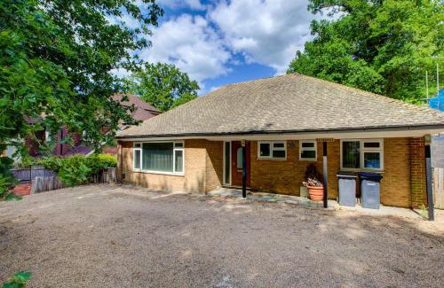 Runnymede House | Comfy Bungalow Virginia Water Near Golf Club