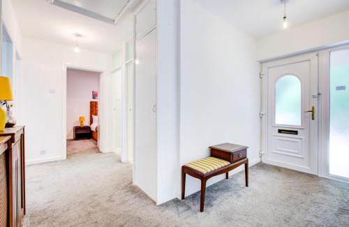 Runnymede House | Comfy Bungalow Virginia Water Near Golf Club