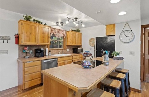 Branson West Cabin | Comfy Cabin w 4 Primary Suites > 4 min to SDC < Lake > Golf < Pools >