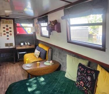 Westbourne Green Boat Rental | Comfy Canal in Little Venice for Family & Friends