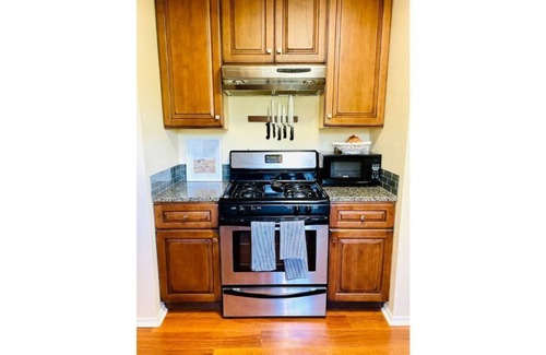 Rosewood House | Comfy Central Home in Hip East Austin