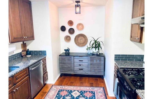 Rosewood House | Comfy Central Home in Hip East Austin