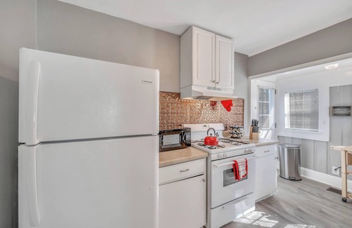 Sylvan Hills House | Comfy & Charming Home Near Downtown Atlanta. Close to lots of stuff!