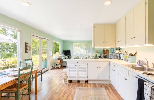 Freeland House | Comfy Coastal Cottage by AvantStay | Mountain View