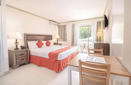 Worthing Hotel | Comfy Coastal Living: Spacious Room Near Worthing Beach | Hotel w/Outdoor Pool