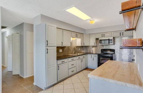 Ladera West House | Comfy, contemporary, quiet retreat with views of the Petroglyphs