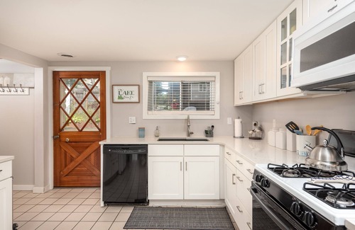 Harrison Cottage | Comfy Cottage! A comfy home away from home!