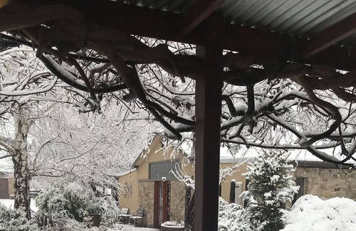 Berridale Cottage | Comfy country cottage in beautiful garden setting