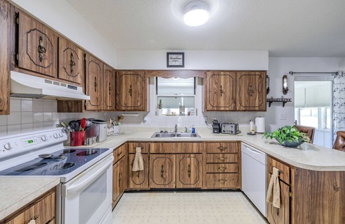 Farmington House | Comfy Country home. Pet friendly, 5 bedrooms, AC, WIFI, just outside Farmington