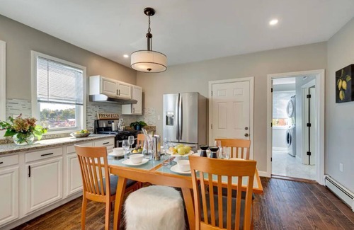 Dorchester Condo | Comfy & Cozy 2nd level condo walk to MBTA mins to Downtown Boston