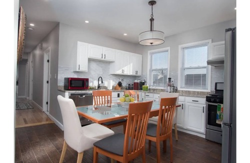 Dorchester Condo | Comfy & Cozy 2nd level condo walk to MBTA mins to Downtown Boston