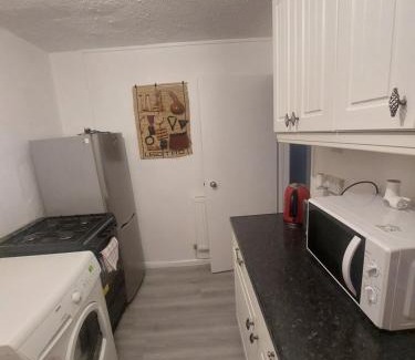 Basildon Apartment | Comfy & Cozy Crib