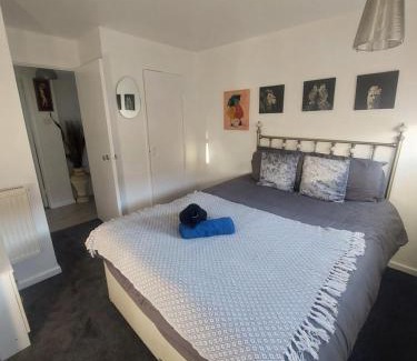 Basildon Apartment | Comfy & Cozy Crib