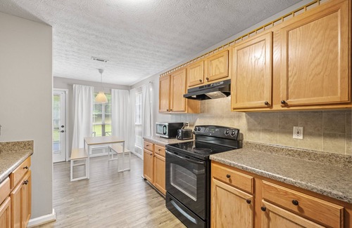 Ellenwood House | Comfy, cozy & feels like home. Less than 15 minutes to intl. airport!