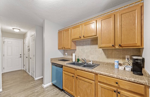 Ellenwood House | Comfy, cozy & feels like home. Less than 15 minutes to intl. airport!