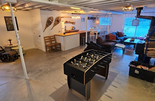 Potton Ski Chalet | Comfy creekside chalet+5 skiResorts+HiSpeedNet&Workspace+Fireplace&Hometheater
